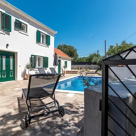 Celtis With Heated Pool וילה