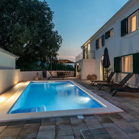 Celtis With Heated Pool וילה Ljubitovica
