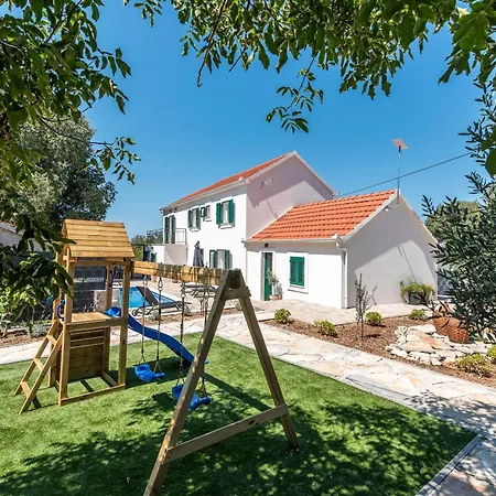 Celtis With Heated Pool וילה