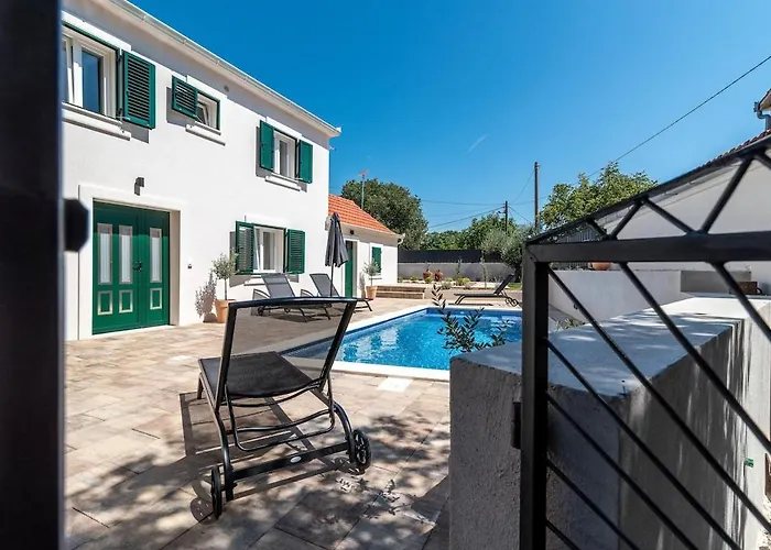 Celtis With Heated Pool וילה