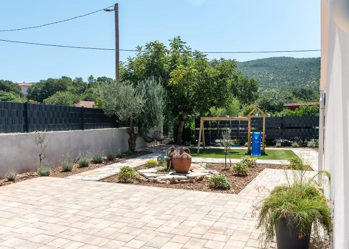 Celtis With Heated Pool Ljubitovica