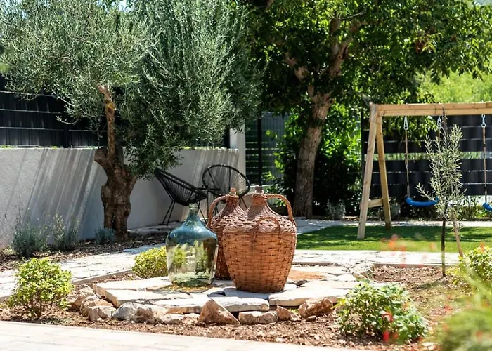 Celtis With Heated Pool וילה