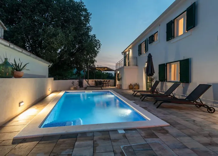 Celtis With Heated Pool וילה Ljubitovica