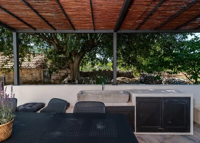 וילה Celtis With Heated Pool