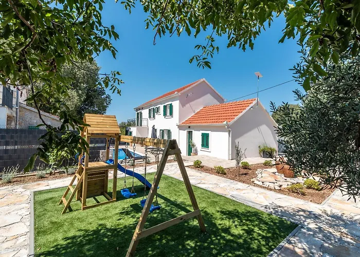 Celtis With Heated Pool וילה